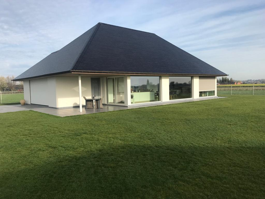 Villa met ruime dakoversteek en grote raampartijen