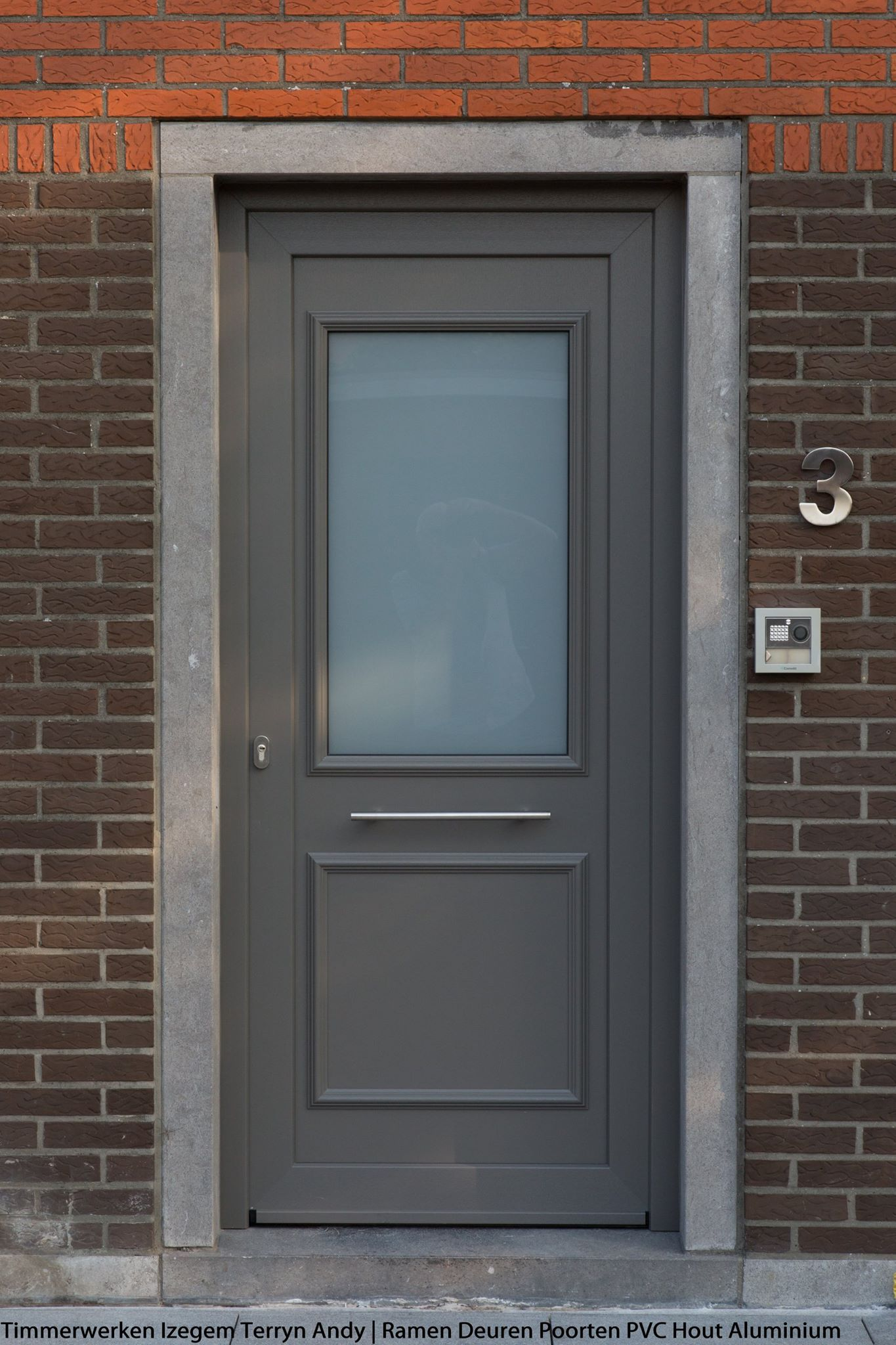 Antraciet voordeur met mat glas en RVS greep